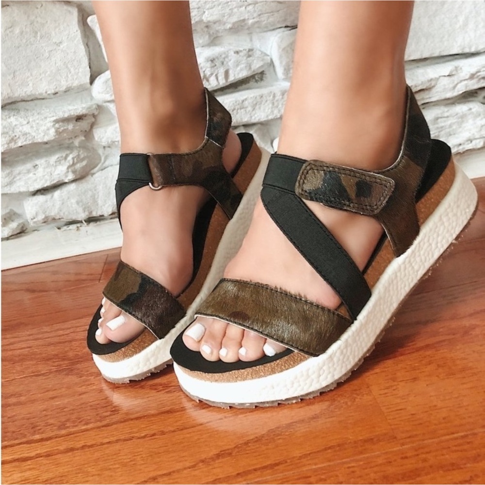 OTBT Strappy Comfort Sandals 9.5 US Platform Leather Calf-Hair Resort Vacation